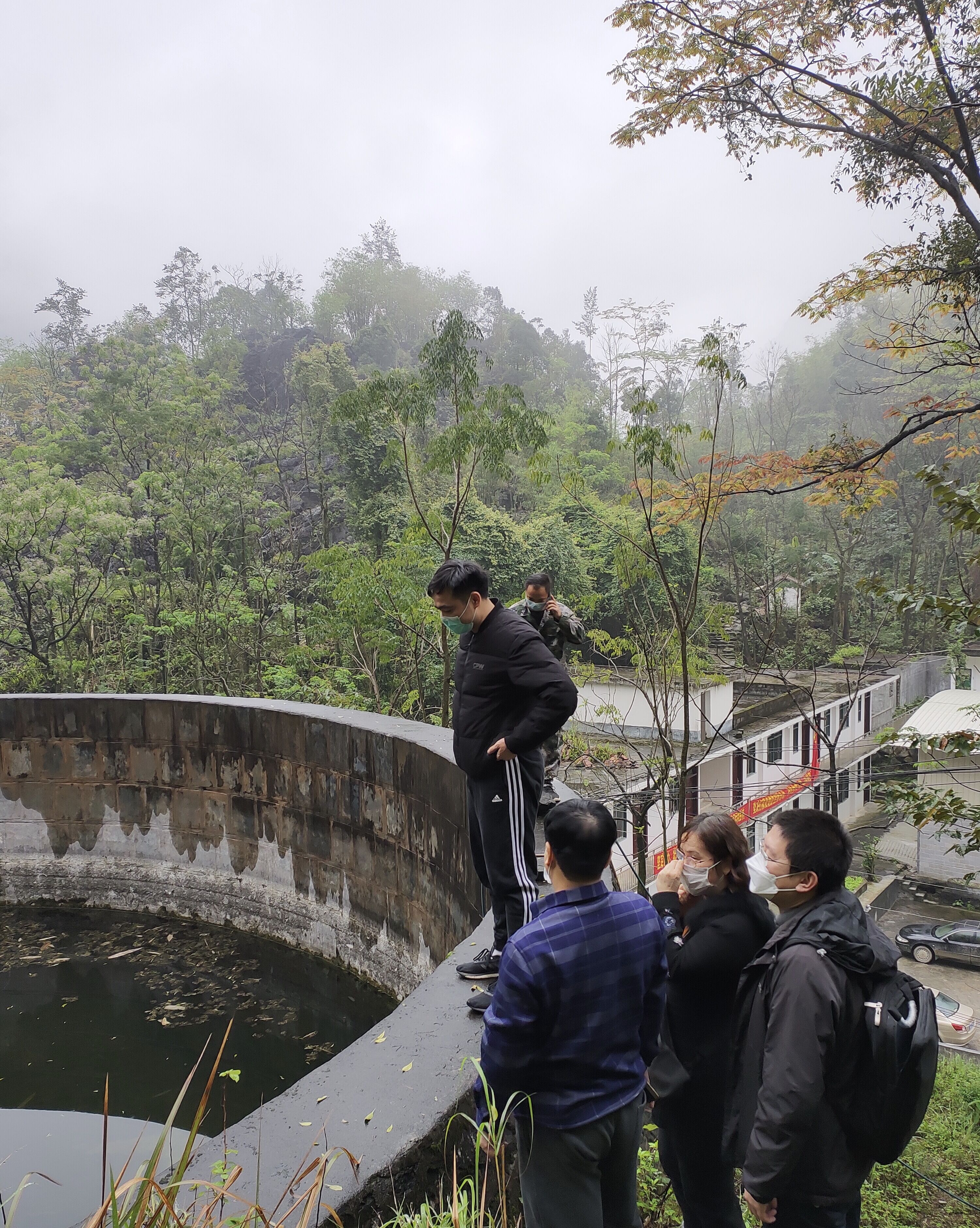 柏挺副院長現場查看了萬茂村村委集體露天水柜的水質情況