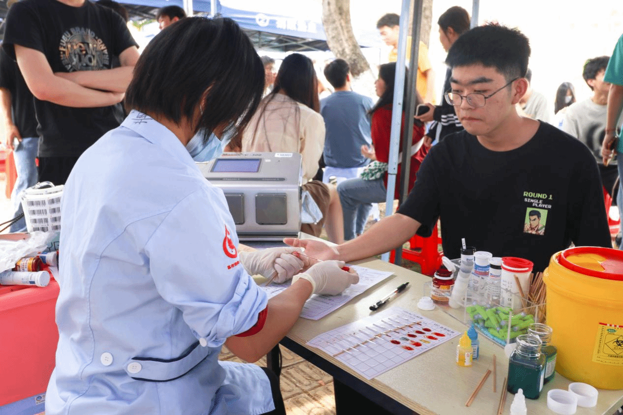 血站醫務人員為獻血志愿者進行血液初篩