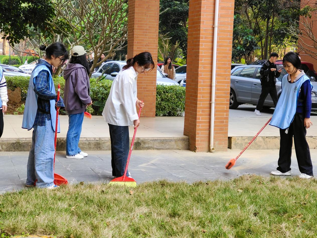 志愿者們在校園里打掃