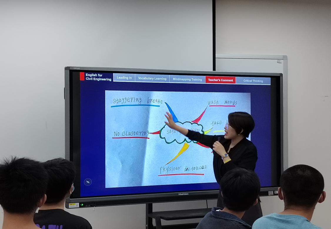 團隊曾妍老師在進行教學展示