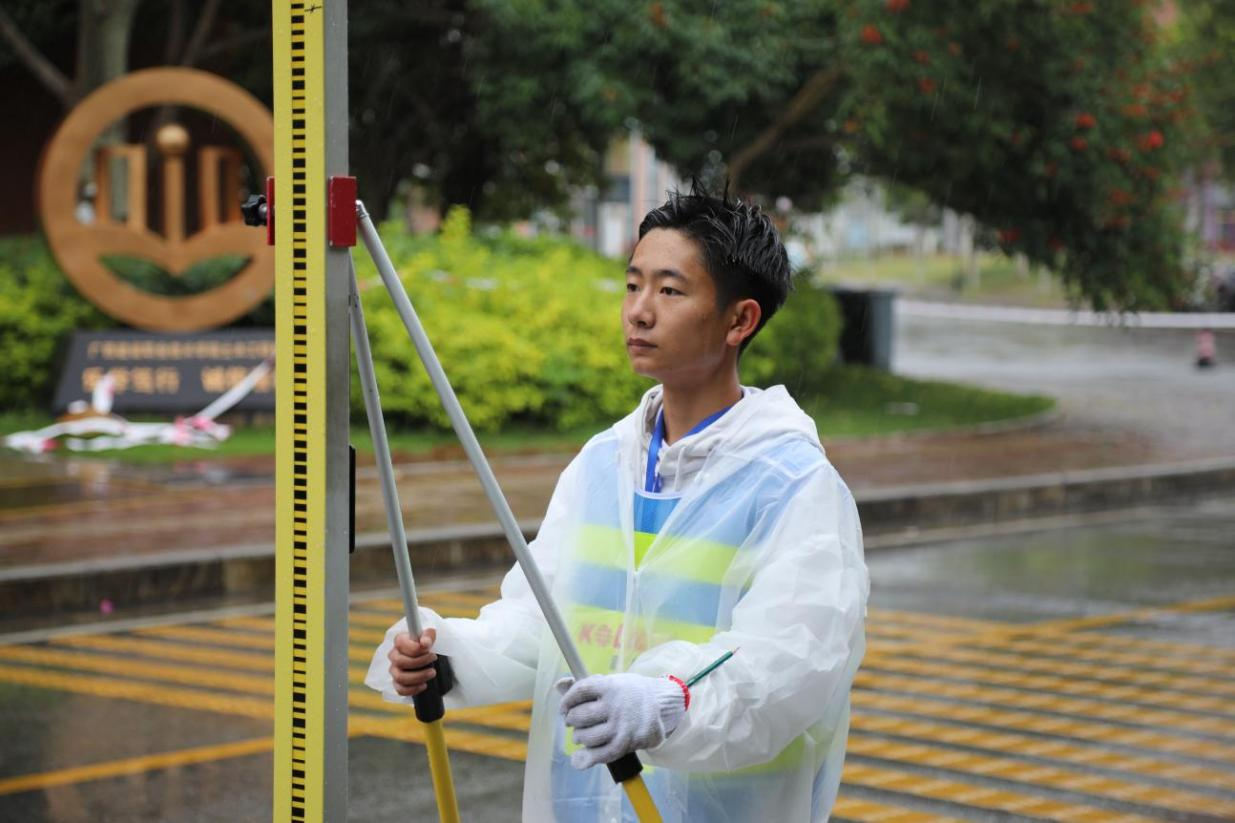 測繪賽項參賽選手比賽過程中無懼風雨