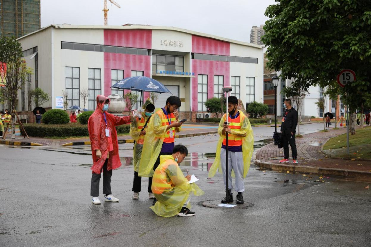 比賽期間志愿者與參賽隊隨行撐傘防止儀器因淋雨而出現故障，為參賽選手順利完賽“保駕護航”