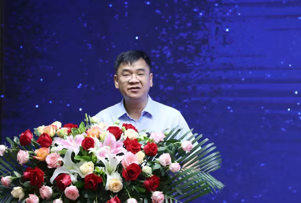 自治區教育廳職業教育與成人教育處處長覃壯才在開幕式上致辭