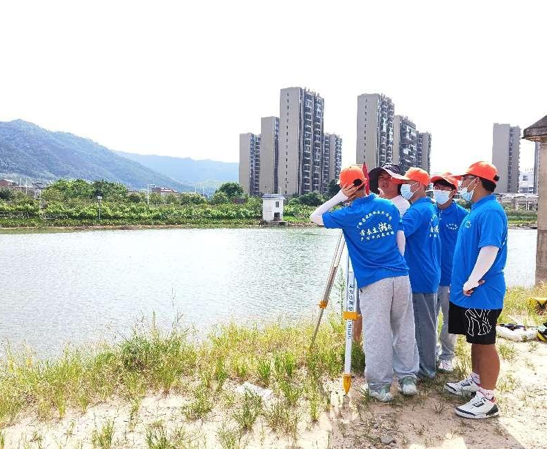 對河堤進行測量