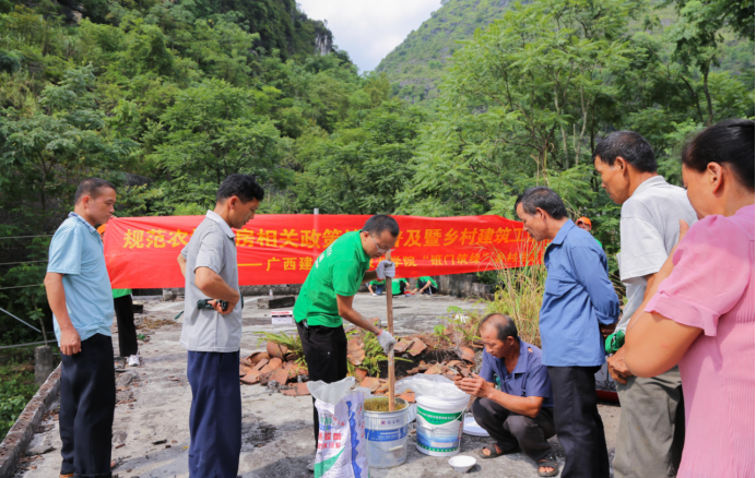 實踐隊成員對村民進行房屋修繕技能培訓