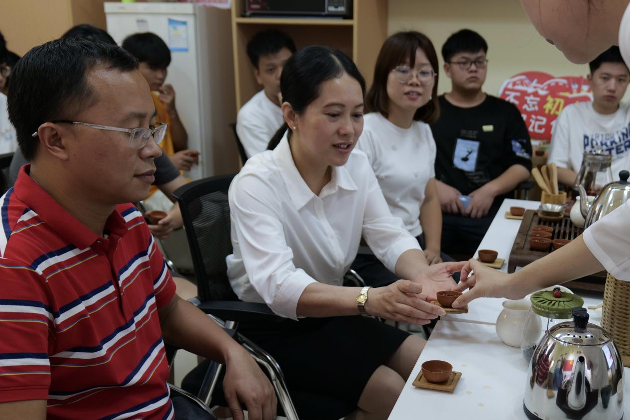 吳丹副校長在現場與同學們一起探討茶文化