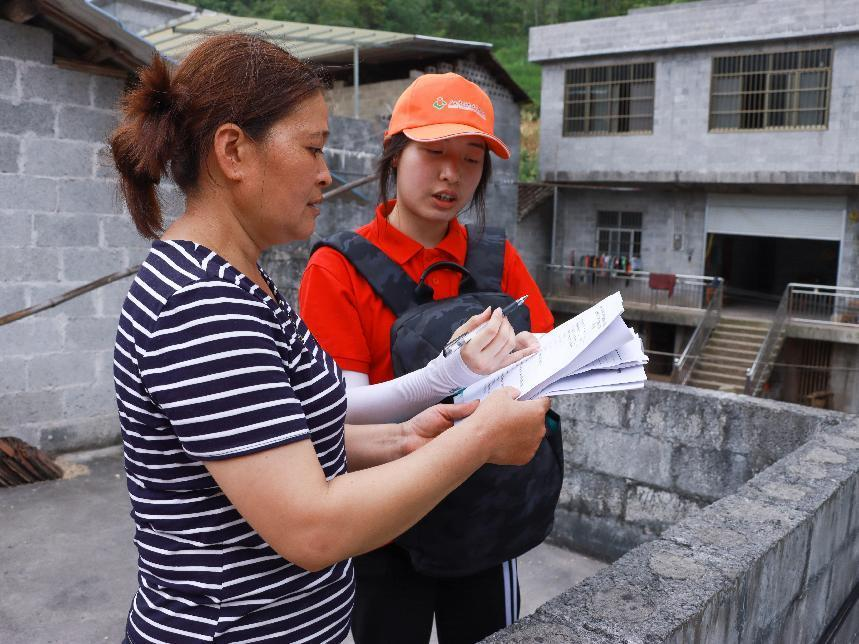 實踐團成員對村民進行走訪調研