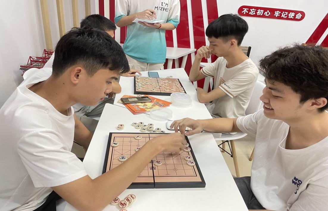 學生們在互相交流下棋心得