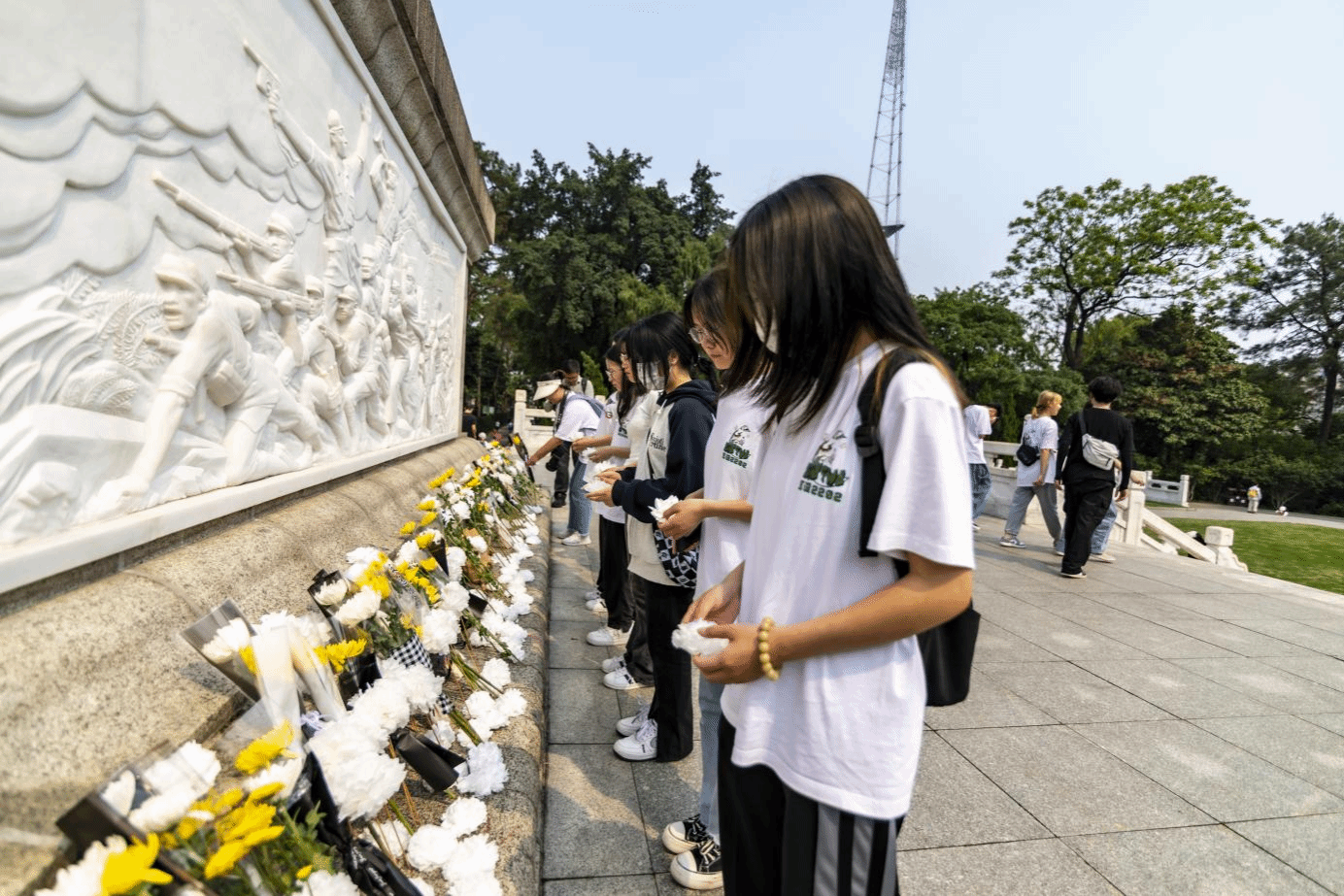 全體學生向革命烈士敬獻了小白花