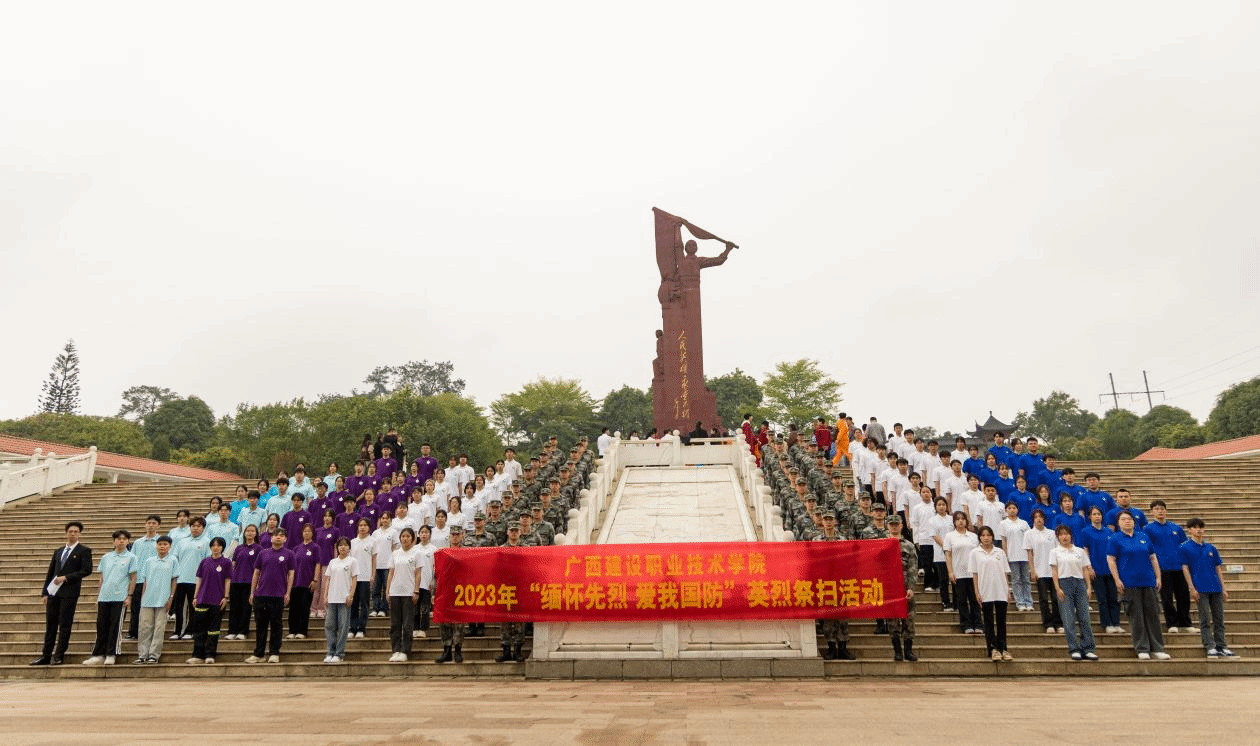 我校團員青年代表在公祭廣場革命烈士紀念碑前留念