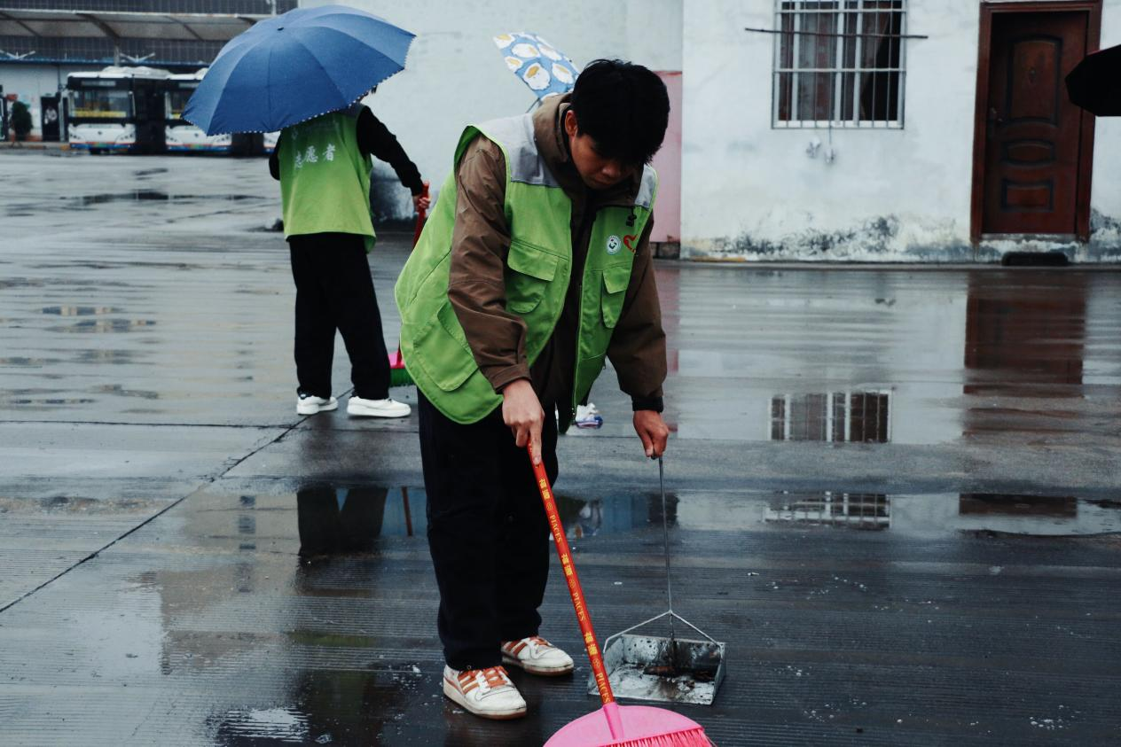 志愿者對西鄉塘客運站周邊環境進行清潔打掃