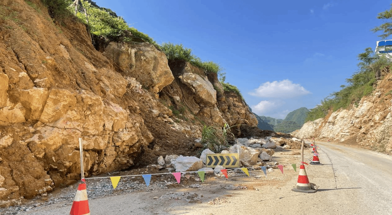 都安至自成村山體滑坡路段