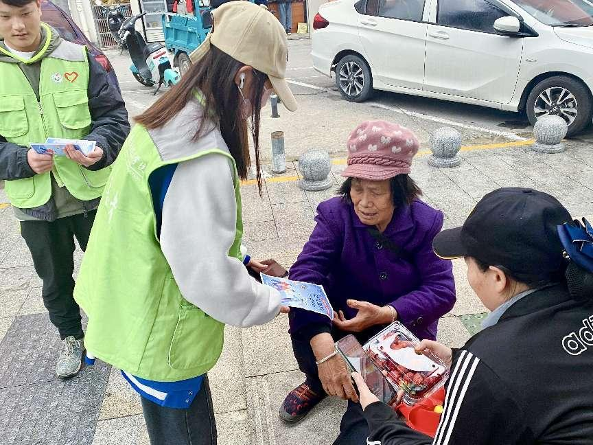 志愿者向西鄉塘客運站周圍行人宣傳防范保健品詐騙的安全知識