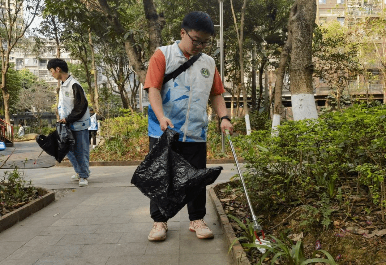 志愿者清掃社區