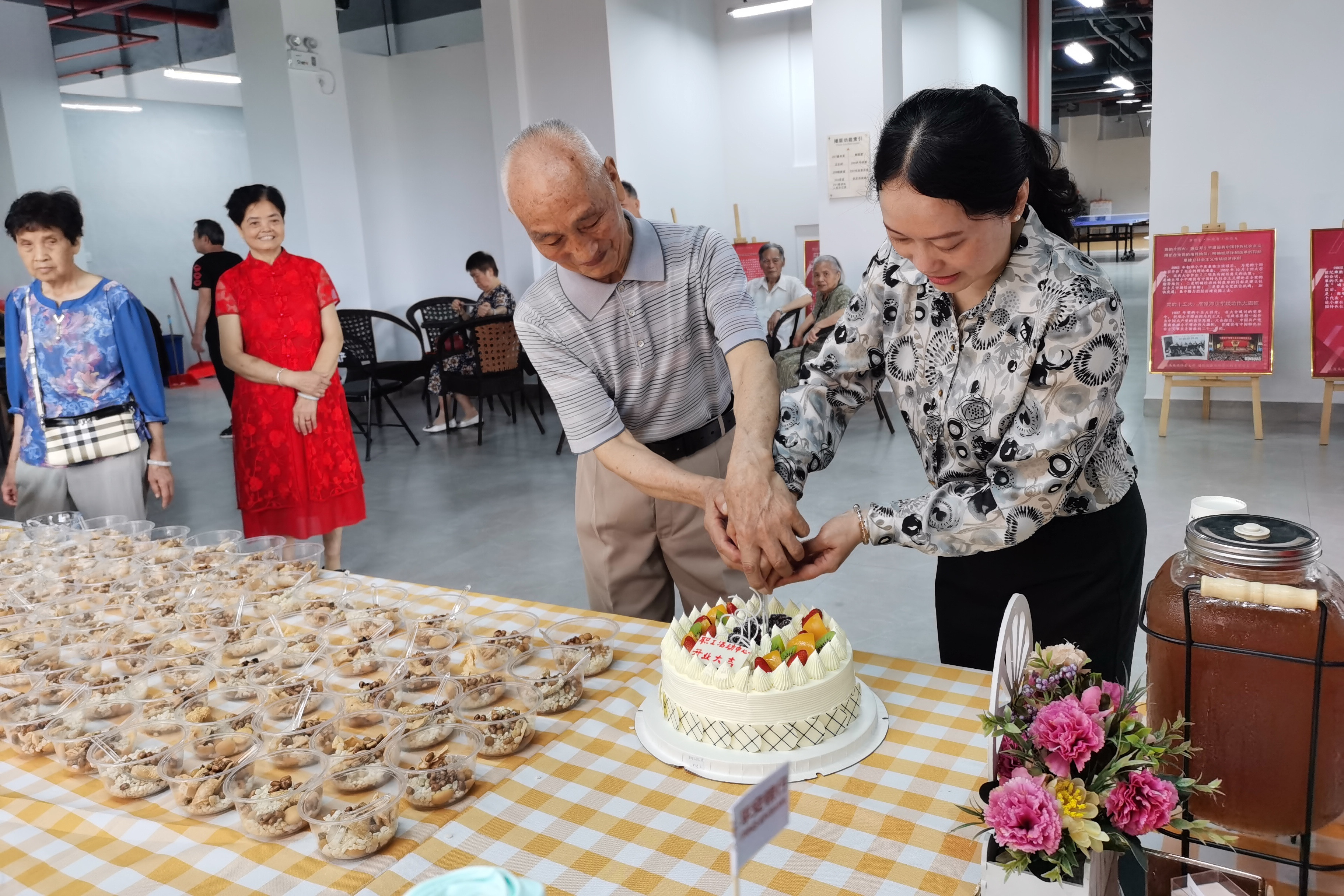 吳丹副院長與抗美援朝老兵翁明春同切儀式蛋糕