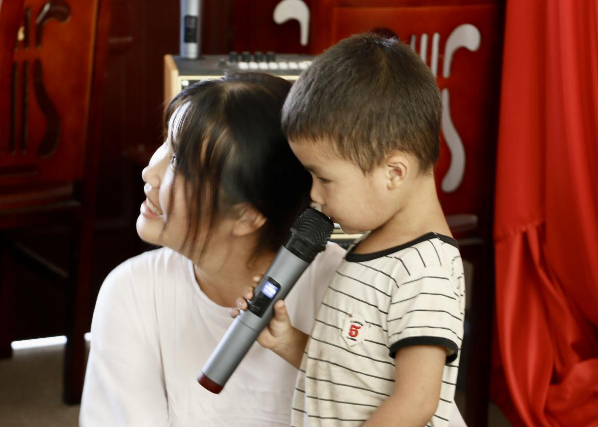 當地小朋友自告奮勇上臺唱紅歌