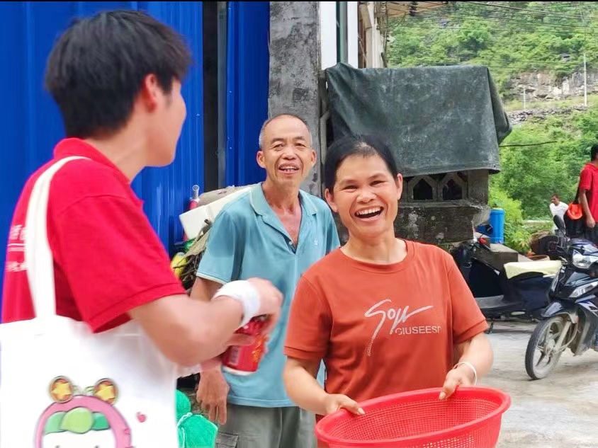 實踐團成員為村民修補好漏水屋頂后，村民露出了滿意的笑容