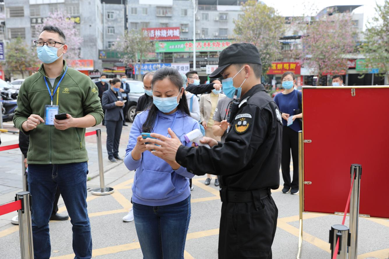 實地模擬學生排隊查驗測溫