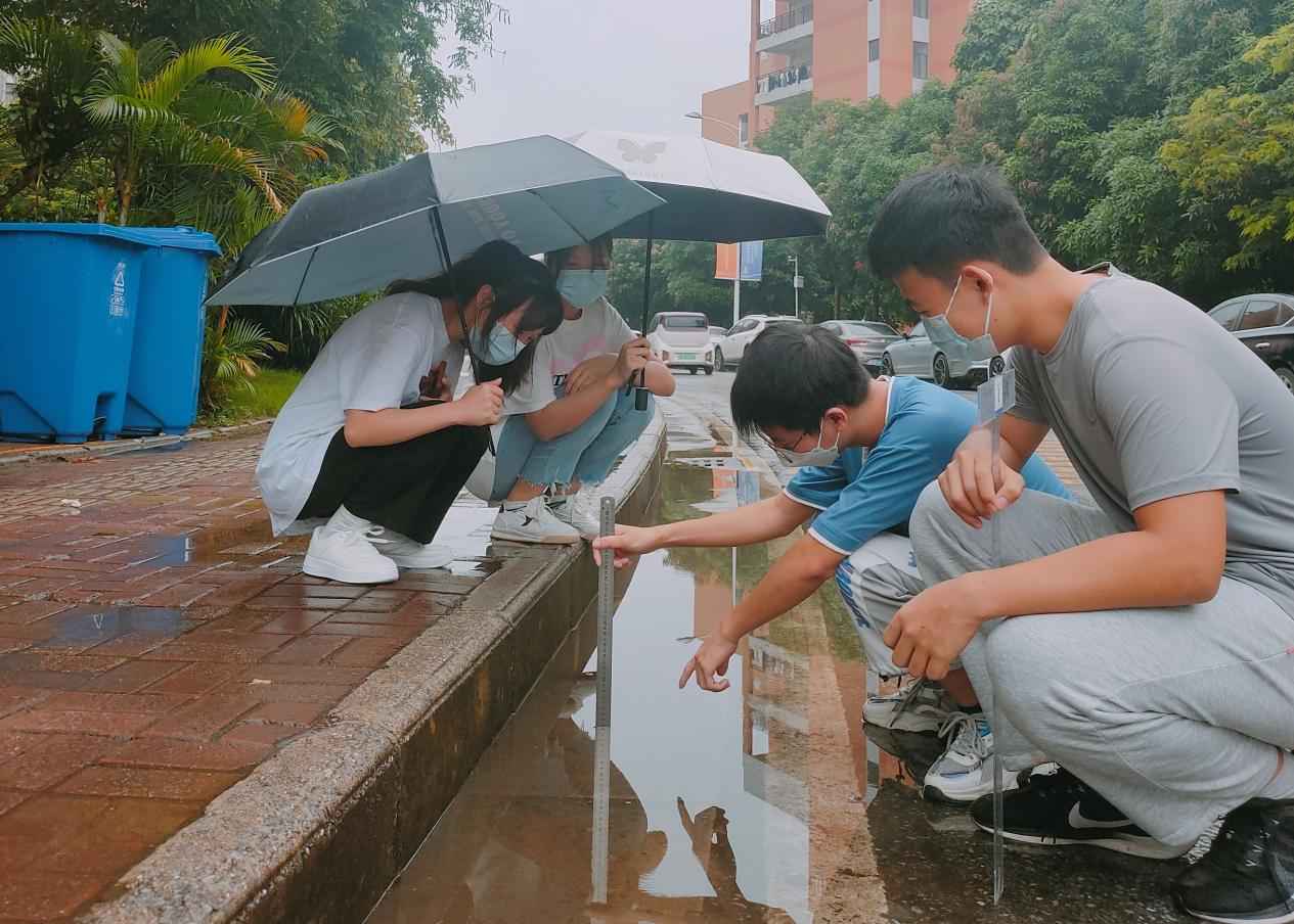 志愿者觀測汛期校園路面積水情況