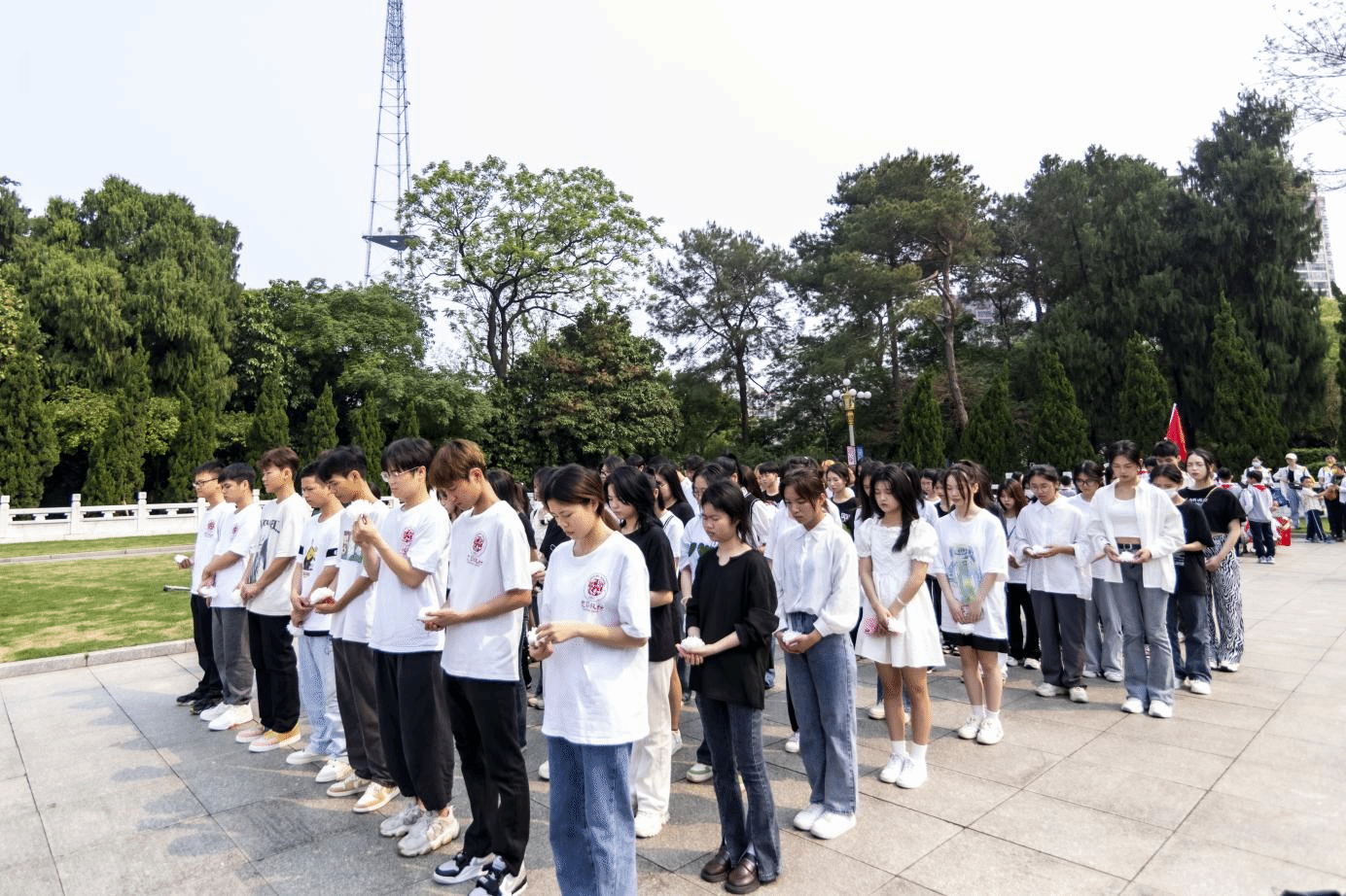 全體學生向為新中國成立英勇犧牲的革命先烈默哀